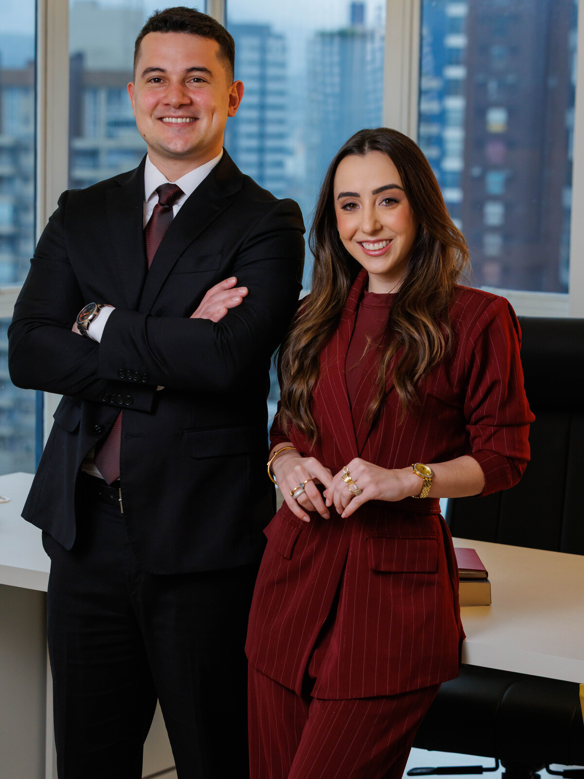 Hermes Gomes Neto e Aline Müller, sócios do Müller & Gomes Advogados, em pé no escritório